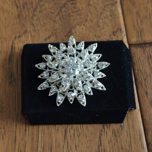 Silver Coloured Flower/Sun Brooch/Pin - Picture 3 of 6